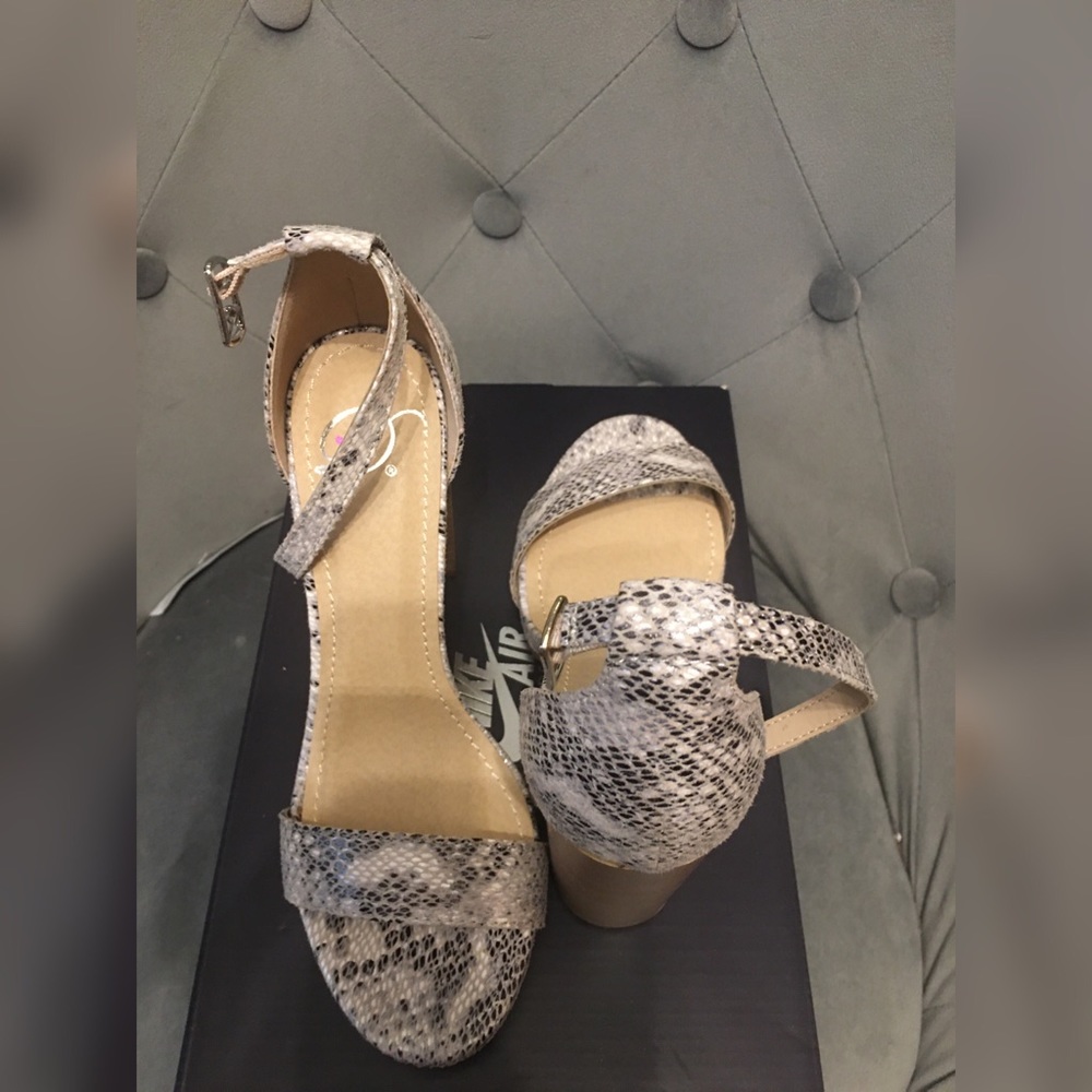 Sandals - Picture 2 of 4